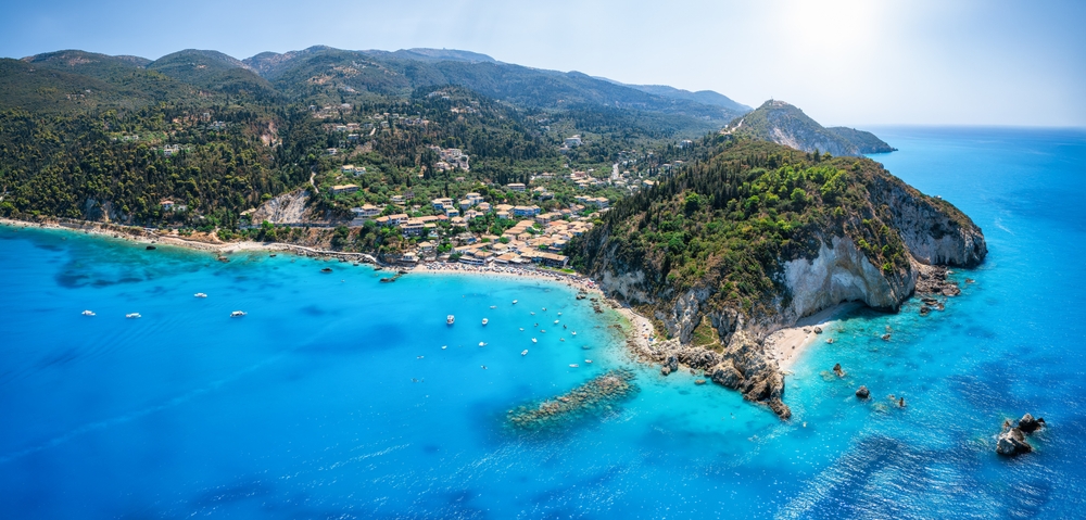 Veduta aerea del piccolo villaggio di Agios Nikitas e della sua spiaggia a Lefkada
