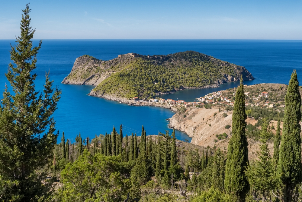 Il villaggio di Assos con le sue case colorate a Cefalonia