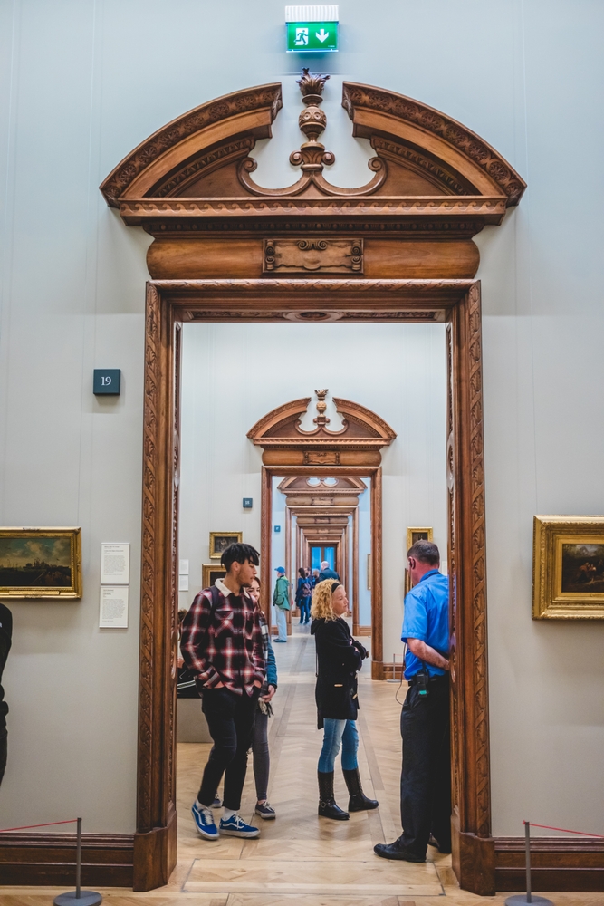 Visitatori che osservano le opere alla National Gallery of Ireland a Dublino
