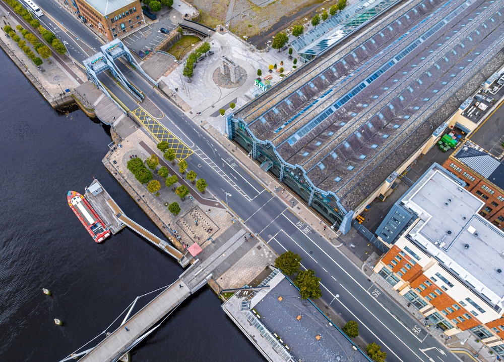 Vista aerea del CHQ Building con EPIC The Irish Emigration Museum sul fiume Liffey