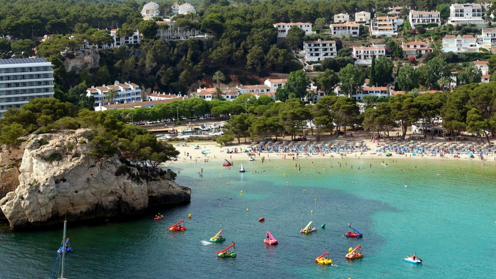 Vista aerea della baia e della spiaggia di Cala Galdana a Minorca