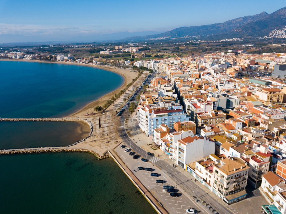 Vista aerea della località balneare di Roses in Costa Brava con la spiaggia e il lungomare