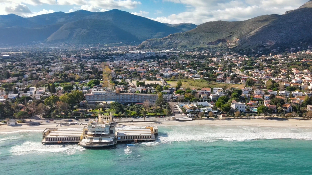 Vista aerea della spiaggia di Mondello vicino a Palermo