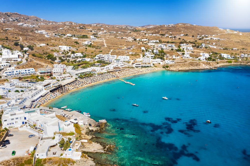 Vista aerea della spiaggia di Platis Gialos a Mykonos