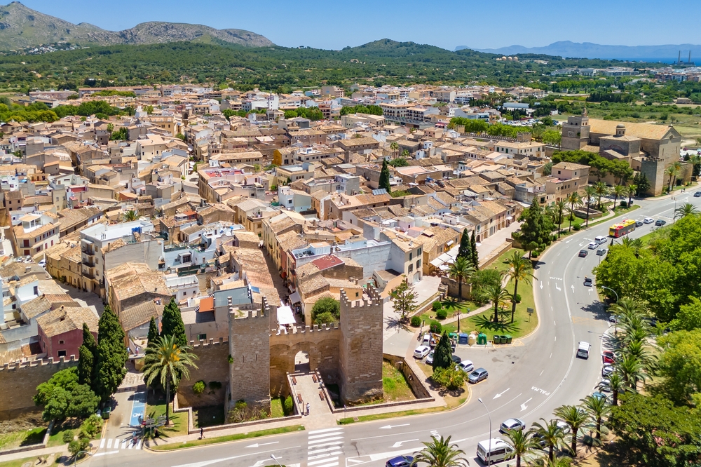 Vista aerea di Alcúdia e delle mura intorno al centro storico