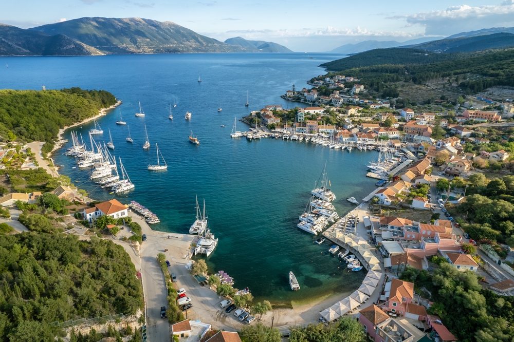 Vista aerea di Fiskardo e del porto
