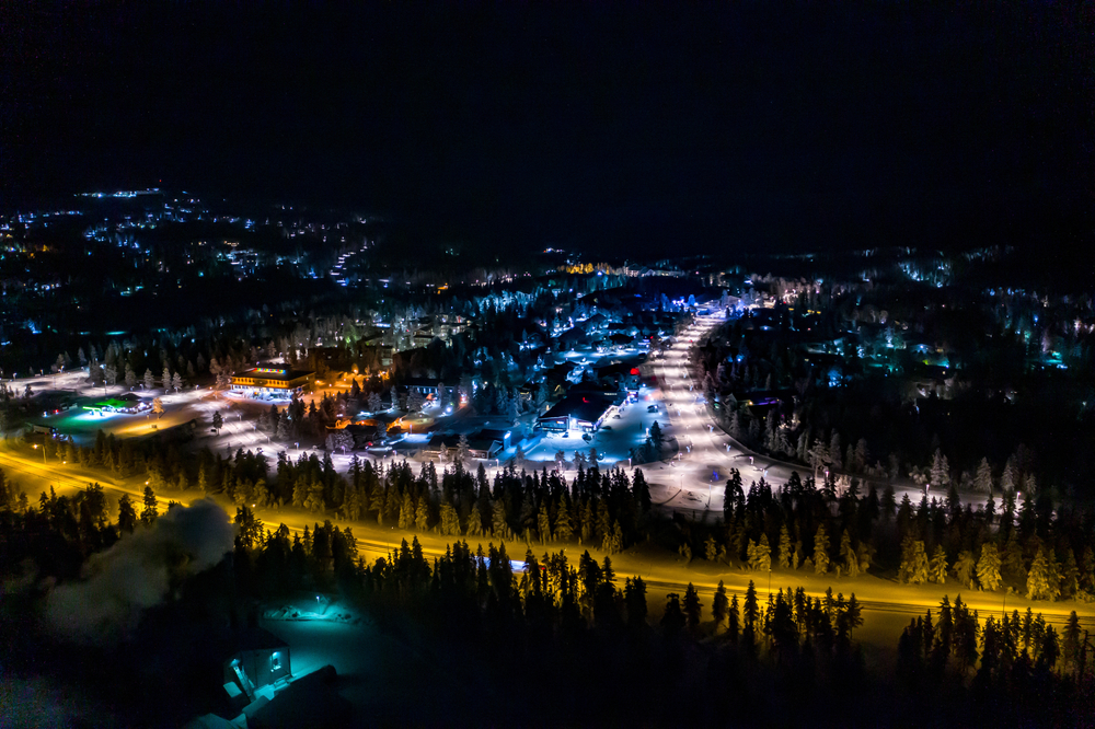 Vista aerea di Saariselkä di sera con luci colorate in Lapponia