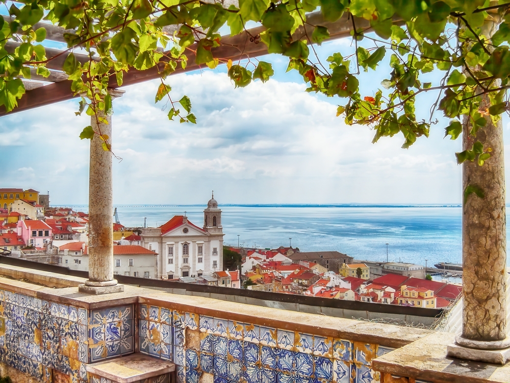 Vista dal Miradouro de Santa Luzia sull'Alfama e sul Tago a Lisbona