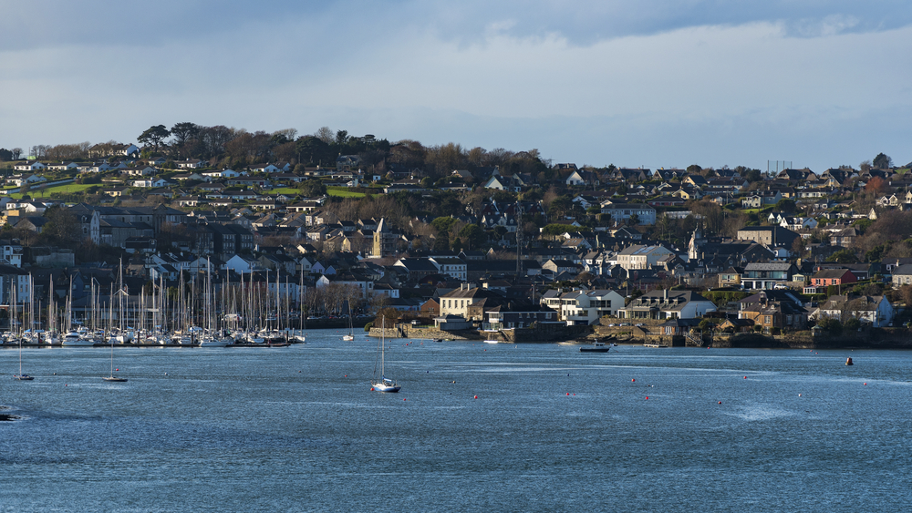 Vista panoramica della colorata città di Kinsale nella contea di Cork