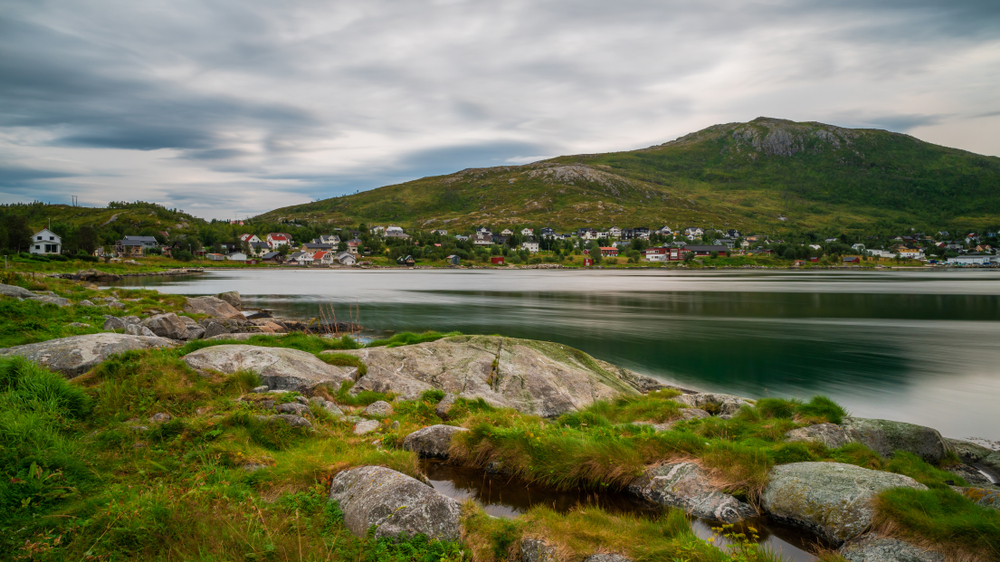 Vista panoramica sull'Ersfjorden e sul villaggio di Ersfjordbotn a Kvaløya