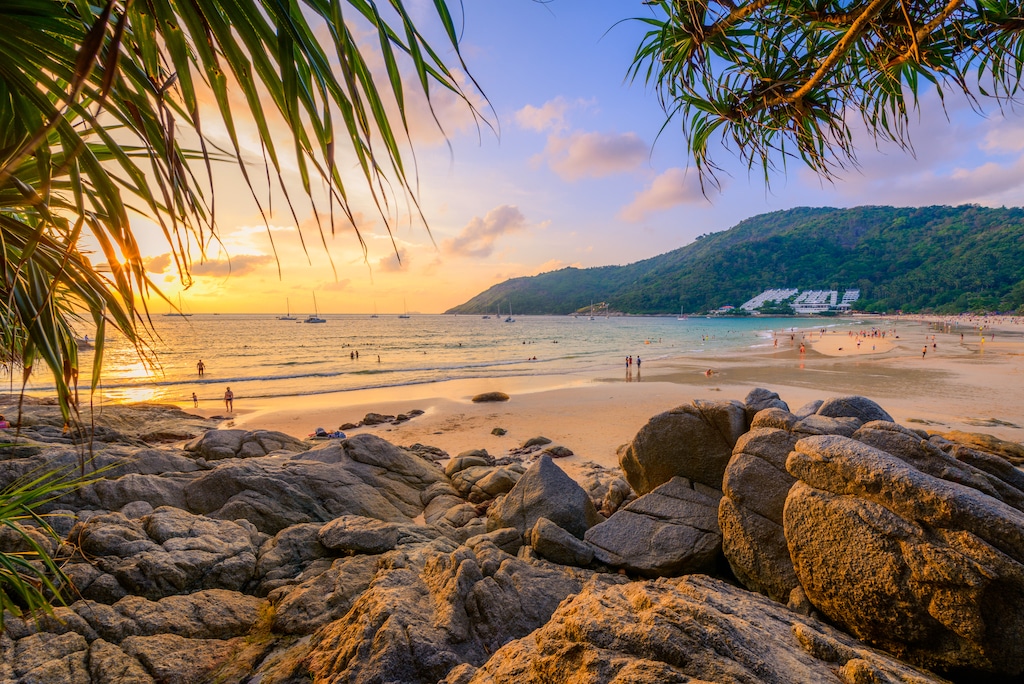 Vista su Nai Harn Beach nel sud di Phuket