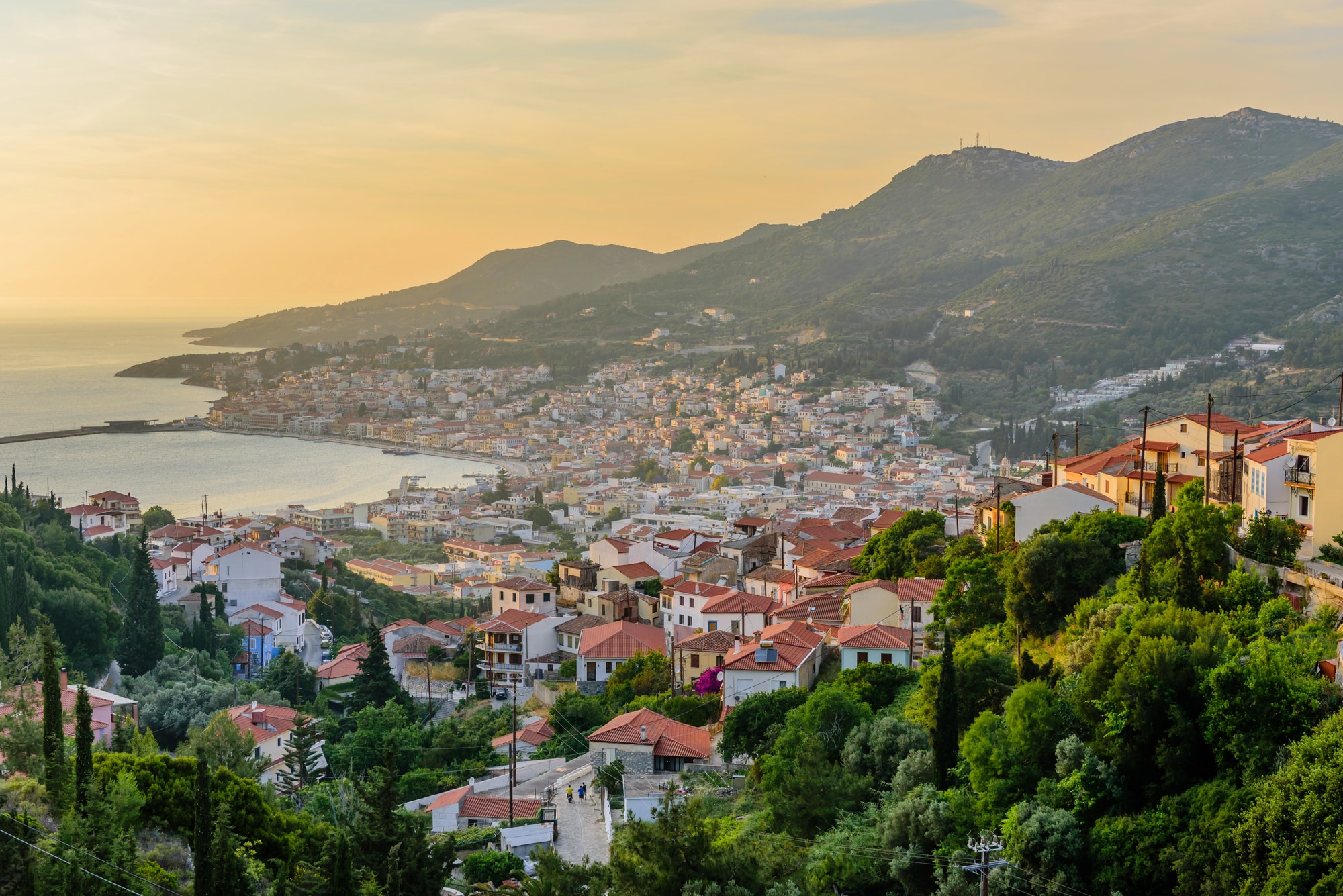 Vista su Samos città, la sua baia e le colline circostanti al tramonto
