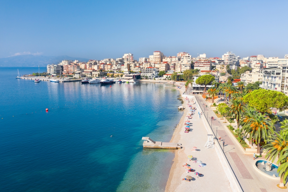 Vista su Saranda con il lungomare e il porto