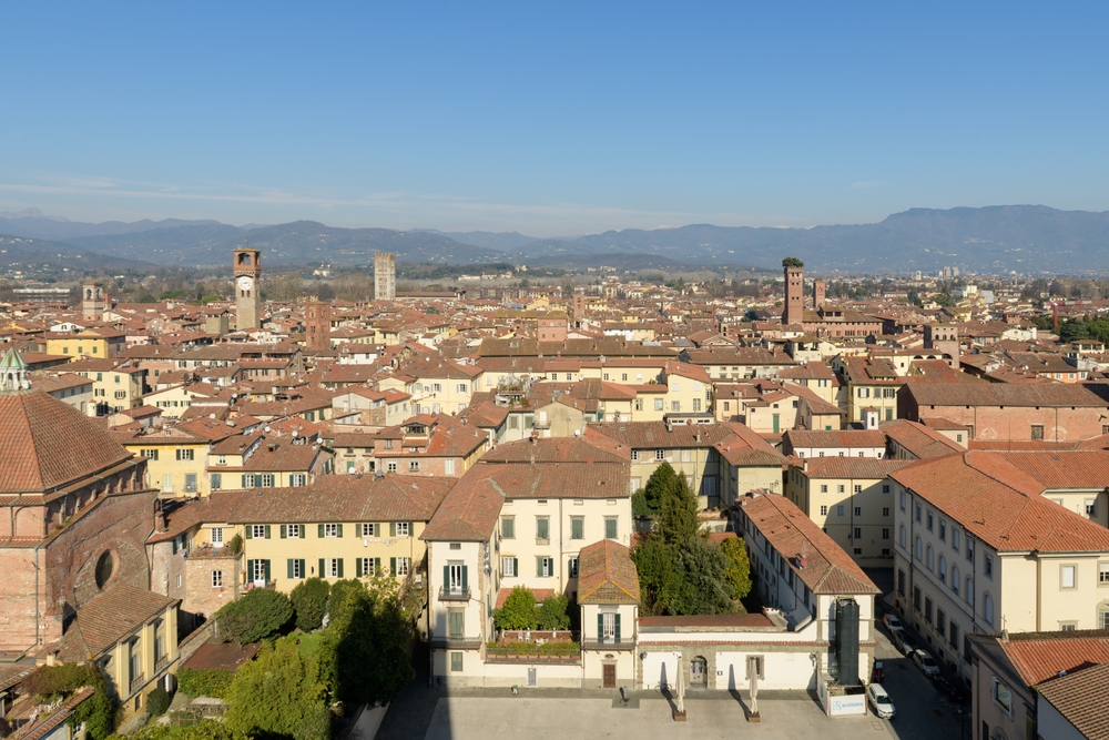 Vista sui tetti di Lucca con la Torre Guinigi