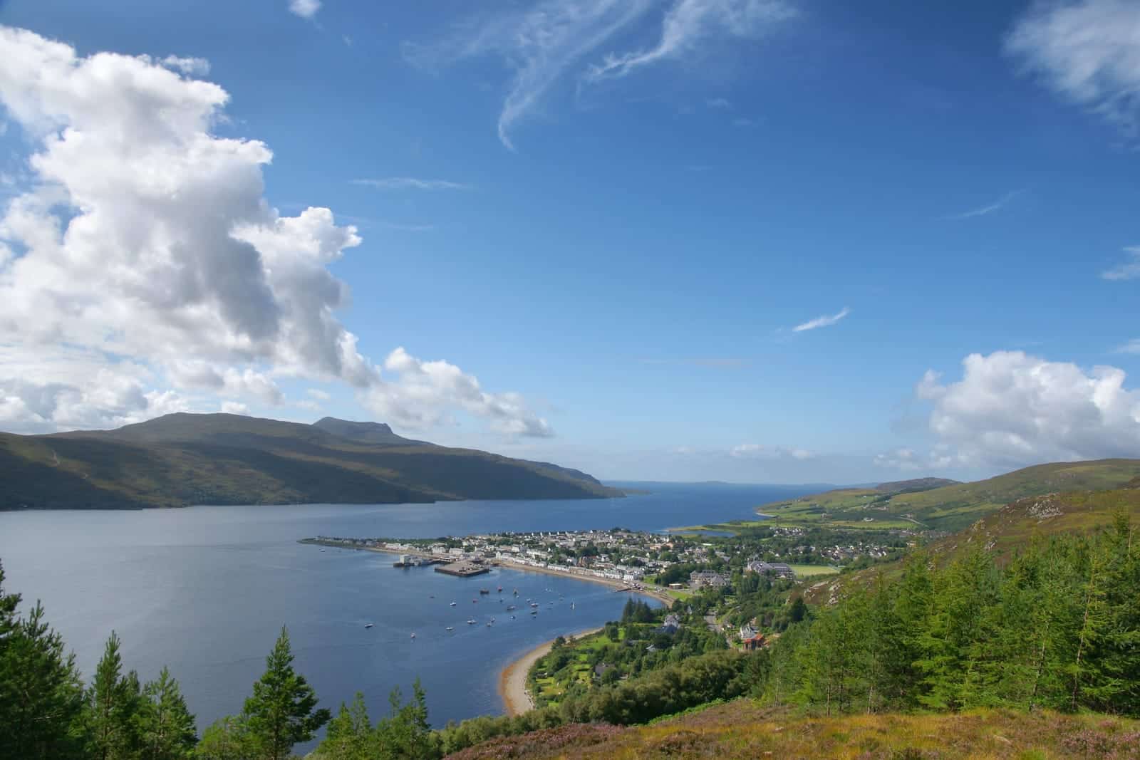 Vista sul Loch Broom verso Ullapool e le colline circostanti