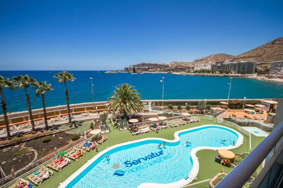Vista sull'oceano dalla piscina del Servatur Green Beach