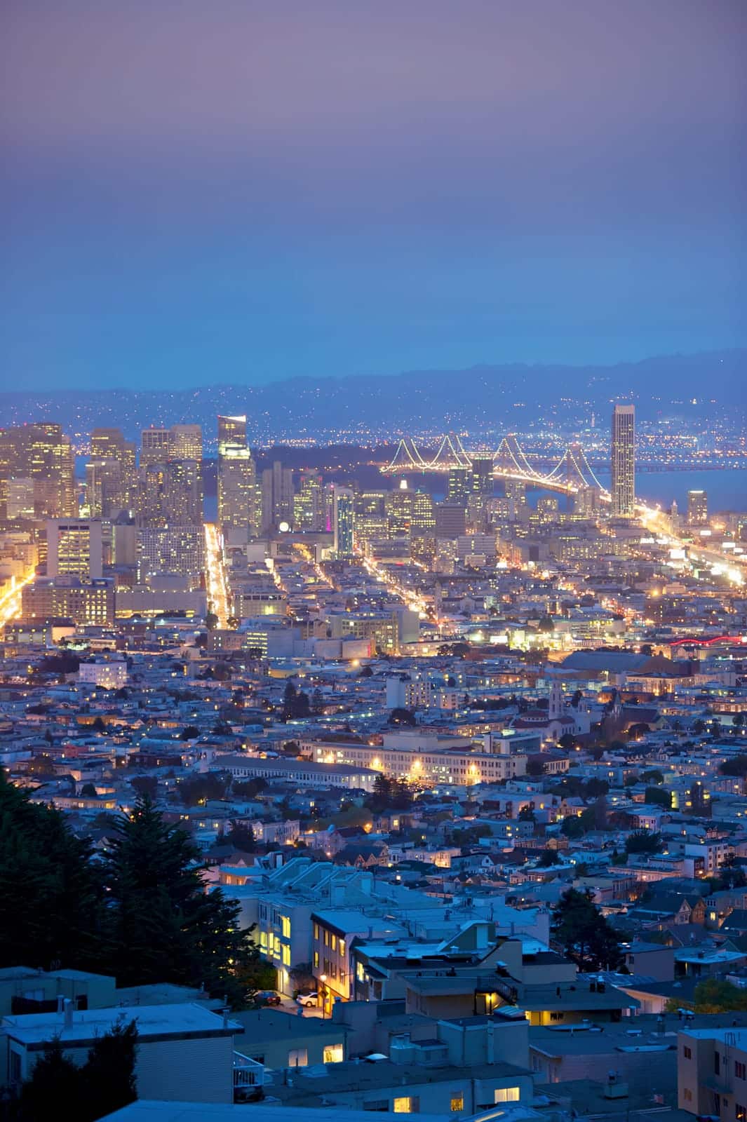 Vista sulle strade e sugli edifici di San Francisco che si illuminano al crepuscolo