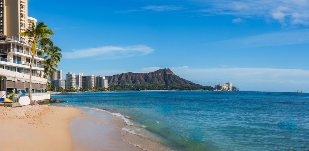 Waikiki Beach con palme, hotel e Diamond Head sullo sfondo