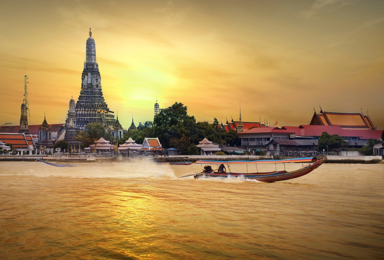 Il Wat Arun a Bangkok è una delle cose principali da vedere nel tuo viaggio in Thailandia.