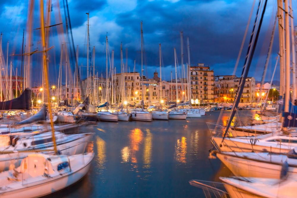 Yacht nell'antico porto della Cala a Palermo