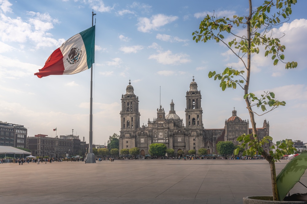 Lo Zócalo con la bandiera messicana e la cattedrale nel Centro Histórico di Città del Messico
